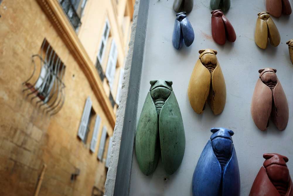 Cigales artisanales colorées faites à la main