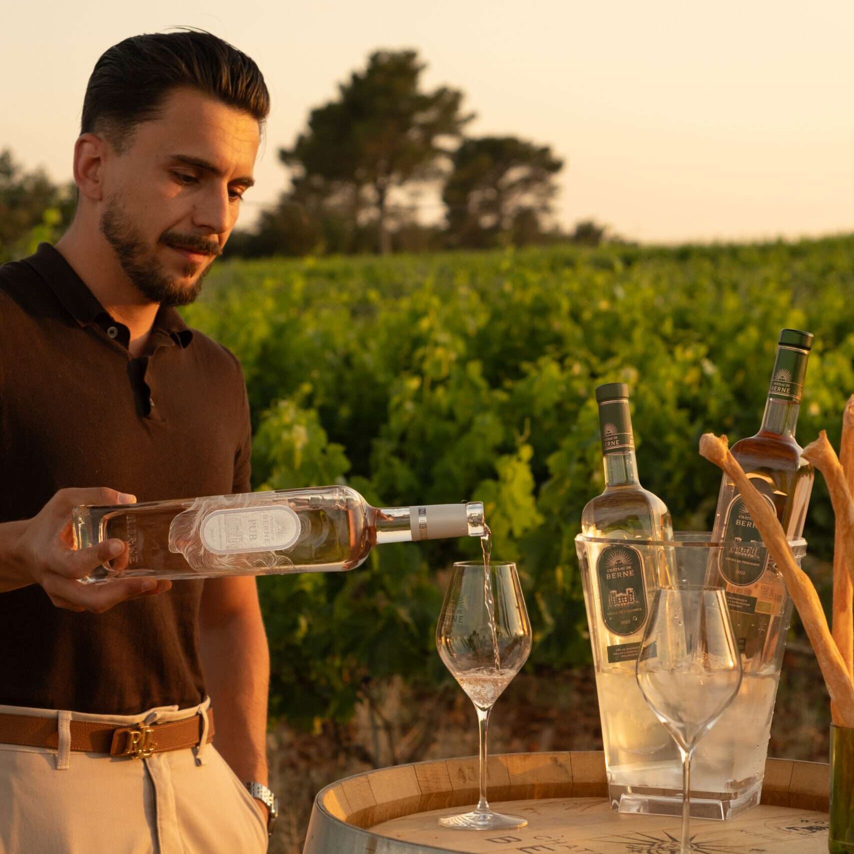 Degustazione di vino al tramonto tra i vigneti dello Château de Berne