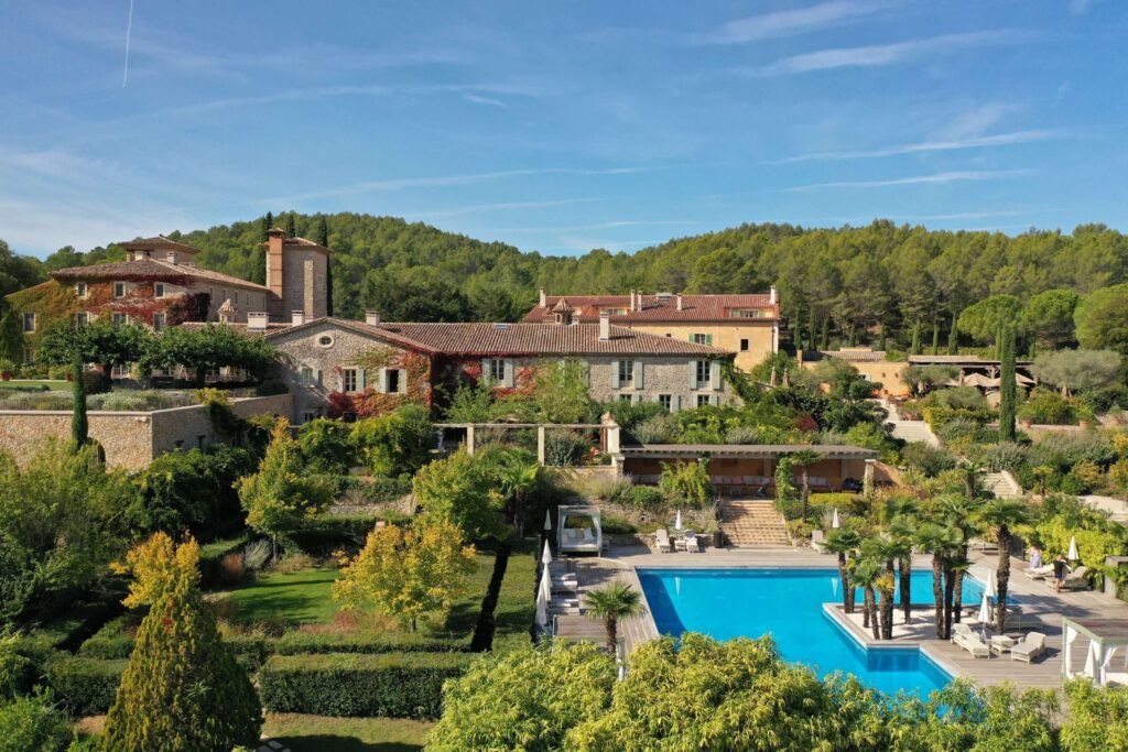 Vista aerea dell'hotel a 5 stelle Château de Berne e delle sue piscine in Provenza