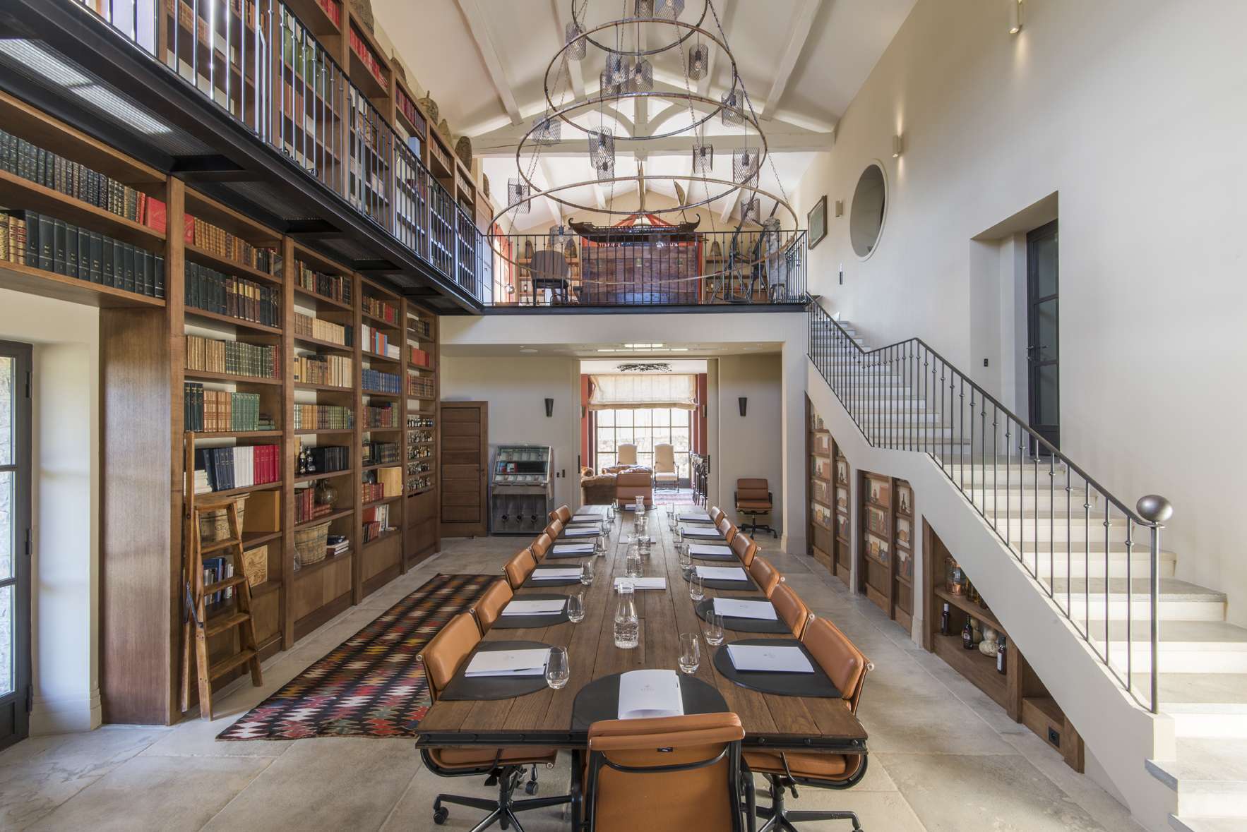 sala riunioni sotto una vetrata al Castello di Berne, sede di seminari di lusso in Provenza