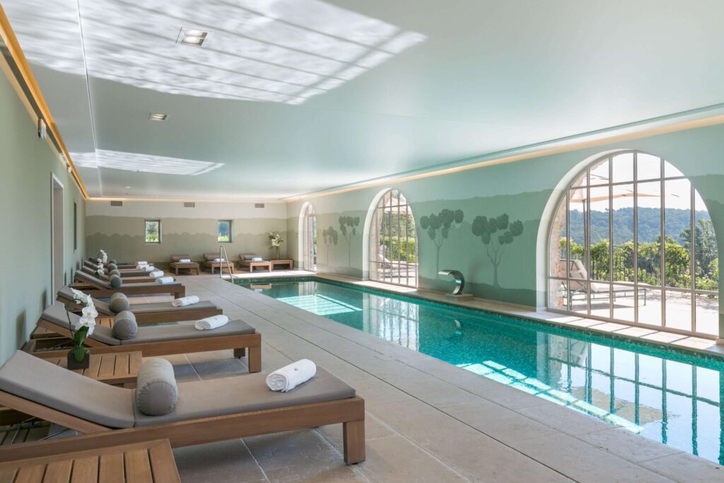 piscina coperta del centro benessere dello Château de Berne, relax dopo una giornata dedicata al golf
